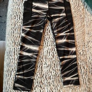 (SOLD) Victoria’s Secret Sport Capri Length legging with mesh side pockets